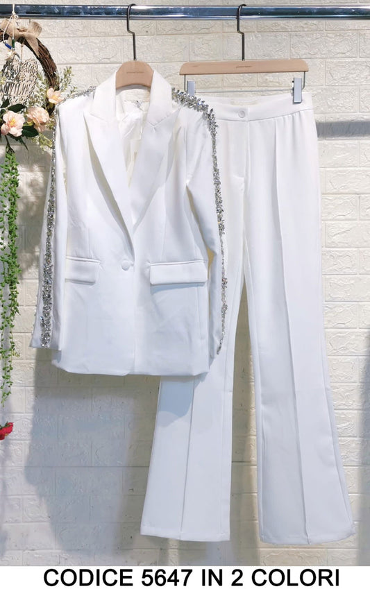 Tailleur Completo Giacca con Fregi Gioiello sulla Manica e Spalla Pantalone Zampa Coordinato in Bianco - 5647